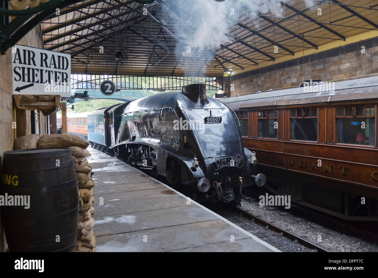 Sir Nigel Gresley machine à vapeur en tirant sur la station Pickering North York Moors Heritage ligne de chemin de fer. Banque D'Images