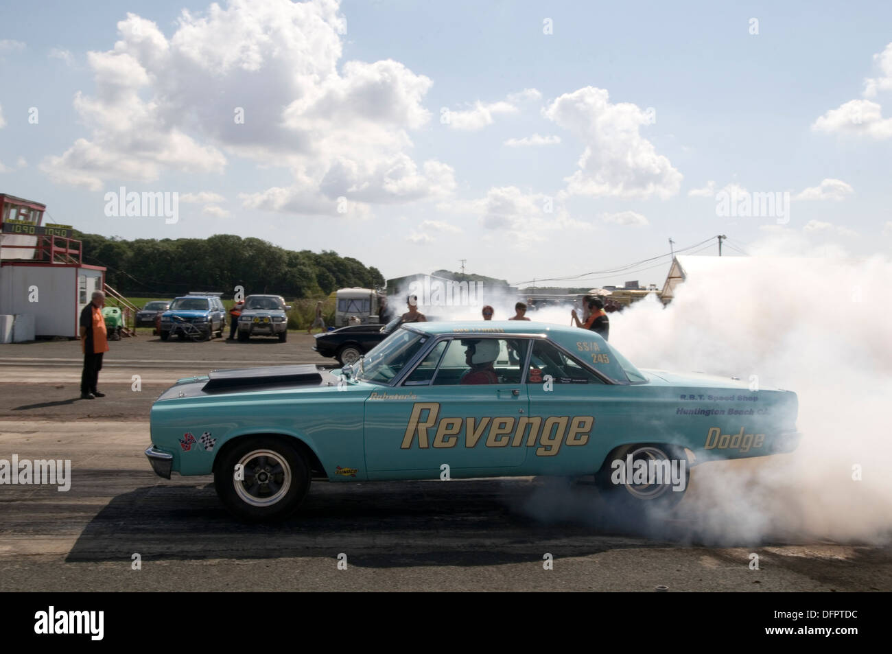 Muscle car faisant tourner les pneus avant une course de glisser Banque D'Images