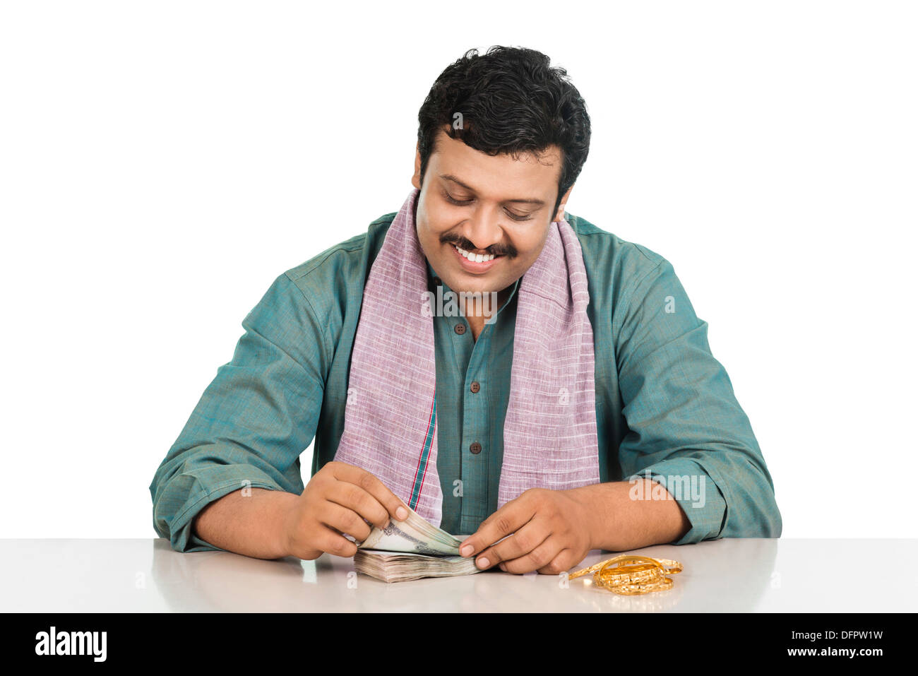 Smiling man counting money Banque D'Images