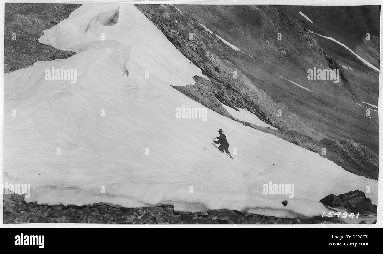 Les déneigements s'accumulent sur la crête de High Divide dans la forêt nationale de Wallowa, capturés dans une photographie de 1920, soulignant la beauté naturelle de la région pendant l'hiver. Banque D'Images