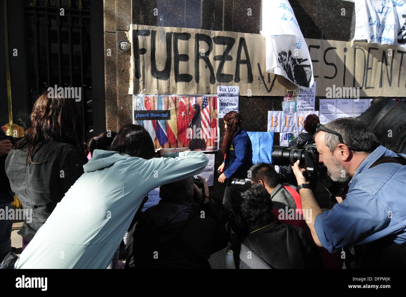 Buenos Aires, Argentine. 8e octobre 2013. - Travail des photographes à l'extérieur de l'hôpital de l'Université de la Fondation 543 51 Spindlermuehle tal que la présidente Cristina Fernandez subit une chirurgie du cerveau après avoir été diagnostiqué avec un hématome sous-dural chronique. (Crédit Image : © Patricio Murphy/ZUMAPRESS.com) Crédit : ZUMA Press, Inc./Alamy Live News Banque D'Images