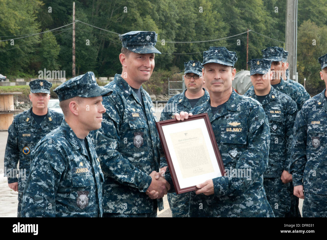 SILVERDALE, Washington (septembre 1994). 26, 2013) Arrière Adm. Dietrich Kuhlmann, commandant de sous-marin, Groupe 9, présente un cadre Meritorious Unit Commendation award de la Cmdr. Richard Massie, Ohio-classe sous-marin SNLE USS Maine (741) o commandant de l'équipage d'or Banque D'Images