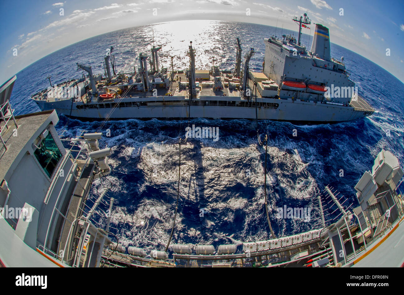 Le ravitaillement de la flotte militaire commande de réapprovisionnement oiler USNS Yukon (T-AO 202), haut, mène des opérations de ravitaillement en mer avec le porte-avions USS George Washington (CVN 73). George Washington et son aile, l'air carrier Air Wing 5 (CVW), fournir une c Banque D'Images
