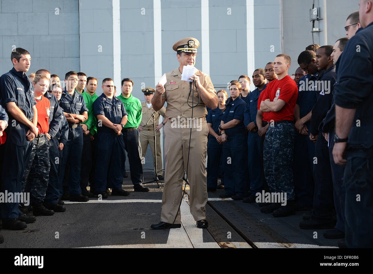 Le Capitaine Tom Disy, commandant de la classe Ticonderoga croiseur lance-missiles USS ANTIETAM (CG 54), parle de l'équipage pendant un appel mains libres. Antietam est en patrouille avec le groupe aéronaval du George Washington aux États-Unis 7e flotte salon de respo Banque D'Images