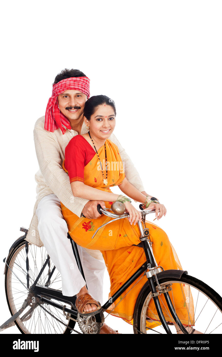 Couple riding a bicycle Banque D'Images