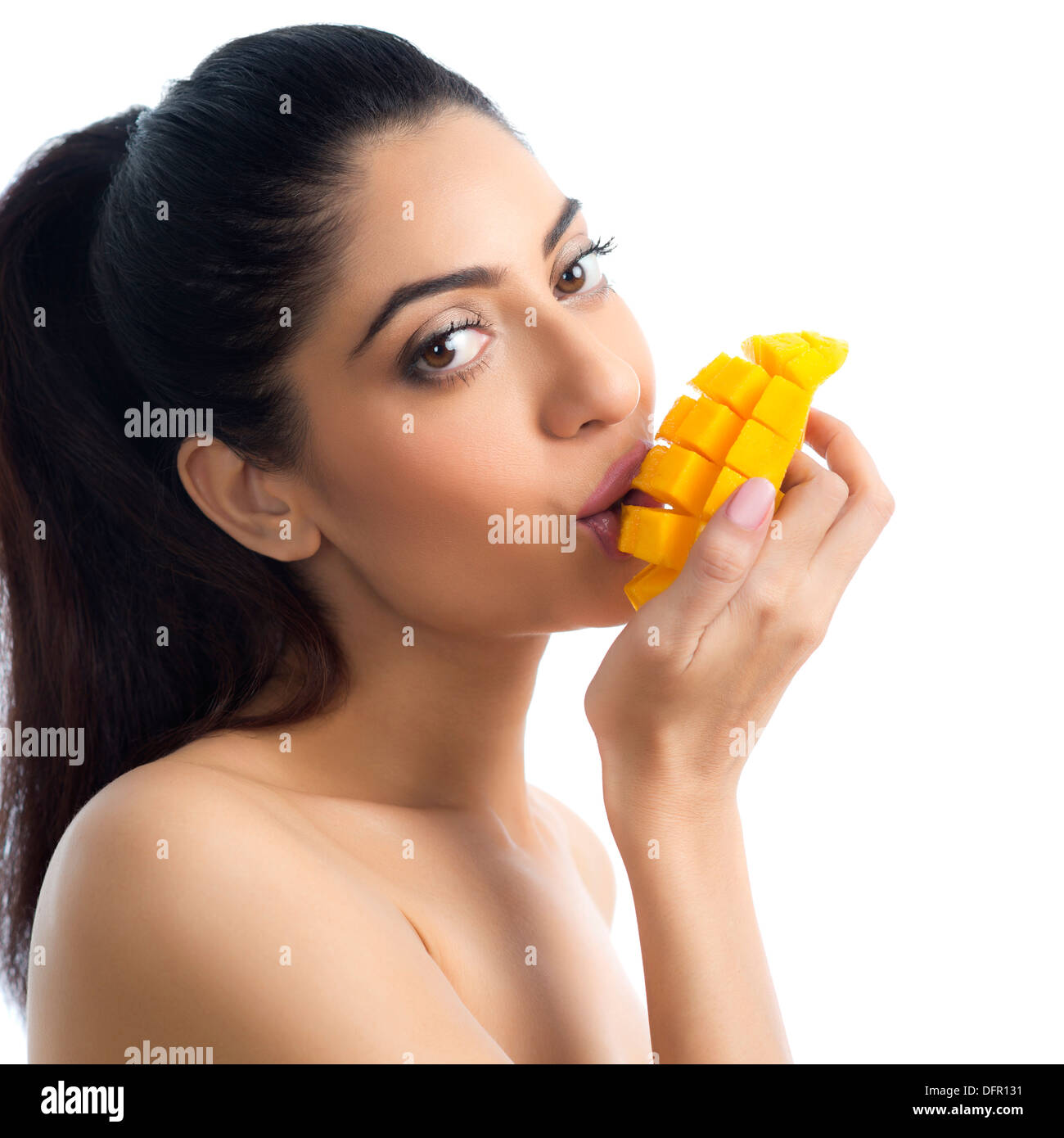 Portrait of a woman eating mango Banque D'Images