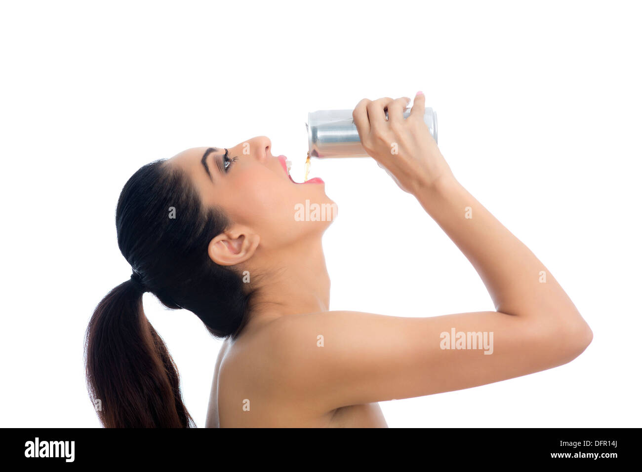 Portrait d'une femme buvant une boisson Banque D'Images