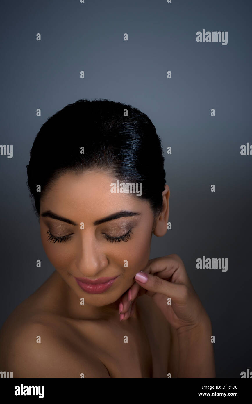 Portrait d'une femme avec les yeux fermés Banque D'Images