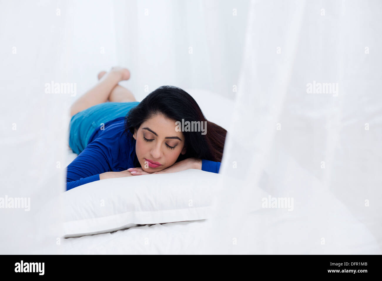 Femme dormir sur le lit Banque D'Images