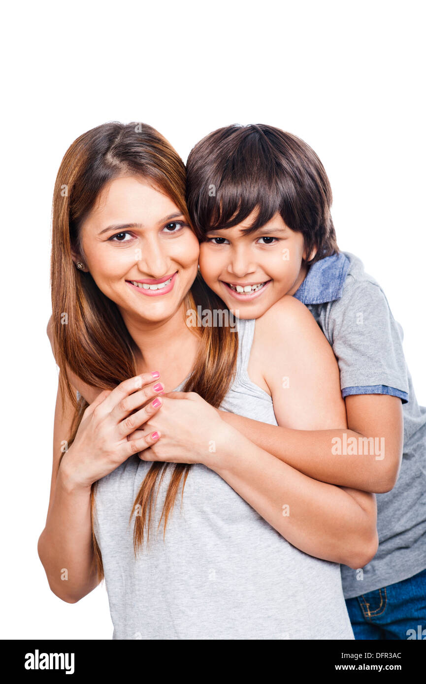 Portrait of a woman smiling avec son fils Banque D'Images