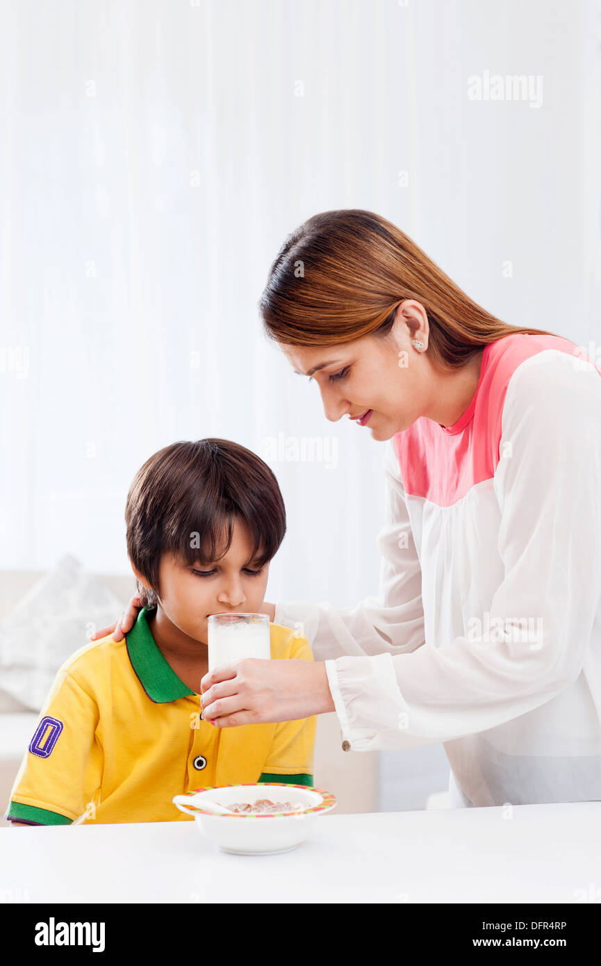 Woman feeding lait pour son fils Banque D'Images