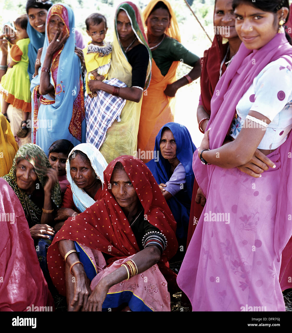 Les femmes de la tribu Bhils regarder le photographe. Le Rajasthan, Inde Banque D'Images