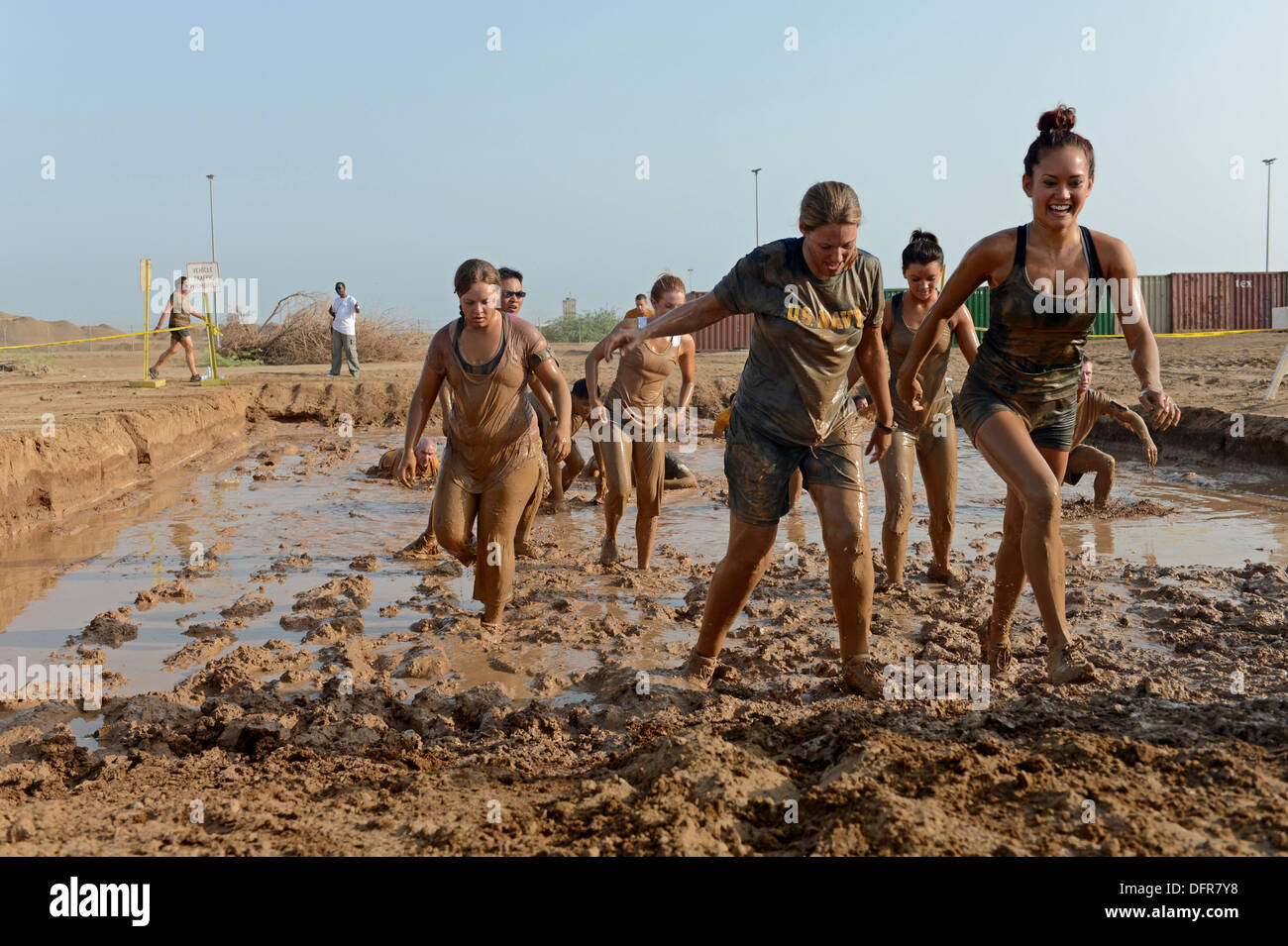 Les militaires et civils en concurrence dans un Mud Run sur Camp Lemonnier. Banque D'Images