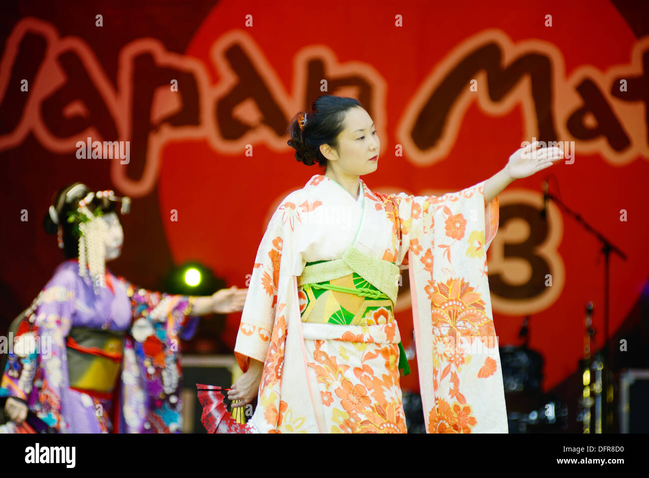 Deux geisha danseurs portant des costumes traditionnels de kimono d'effectuer sur scène lors d'un matsuri. Samedi 5 Octobre 2013 Banque D'Images