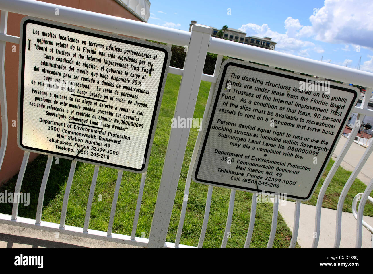 Marina de signes en espagnol et en anglais Banque D'Images