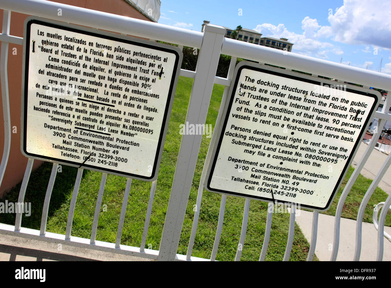 Marina de signes en espagnol et en anglais Banque D'Images