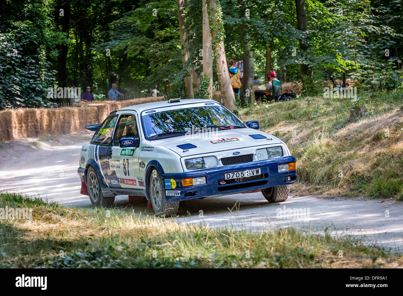 1987 Ford Sierra RS Cosworth avec chauffeur Jason Lepley au Goodwood Festival of Speed 2013, Sussex, England, UK. Couleurs d'œuvres. Banque D'Images