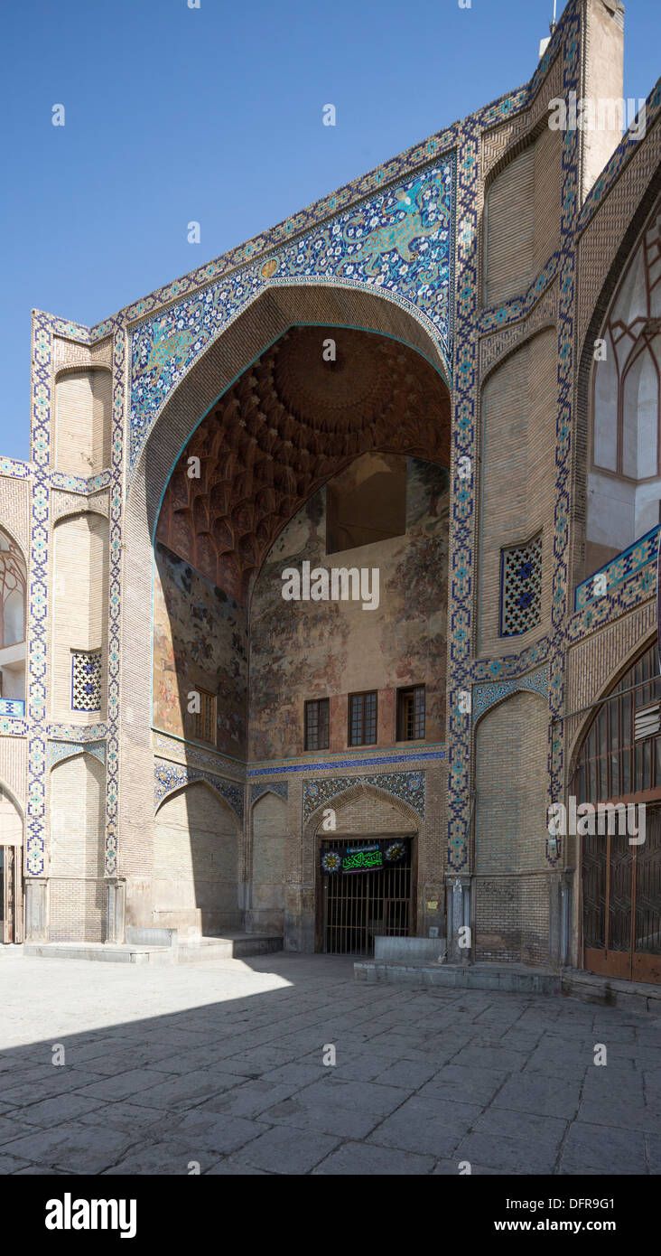 Portal à l'extrémité nord de la Maydan Shah-i (maintenant Maydan-i Imam, conduisant à l'bazar, Isfahan, Iran Banque D'Images