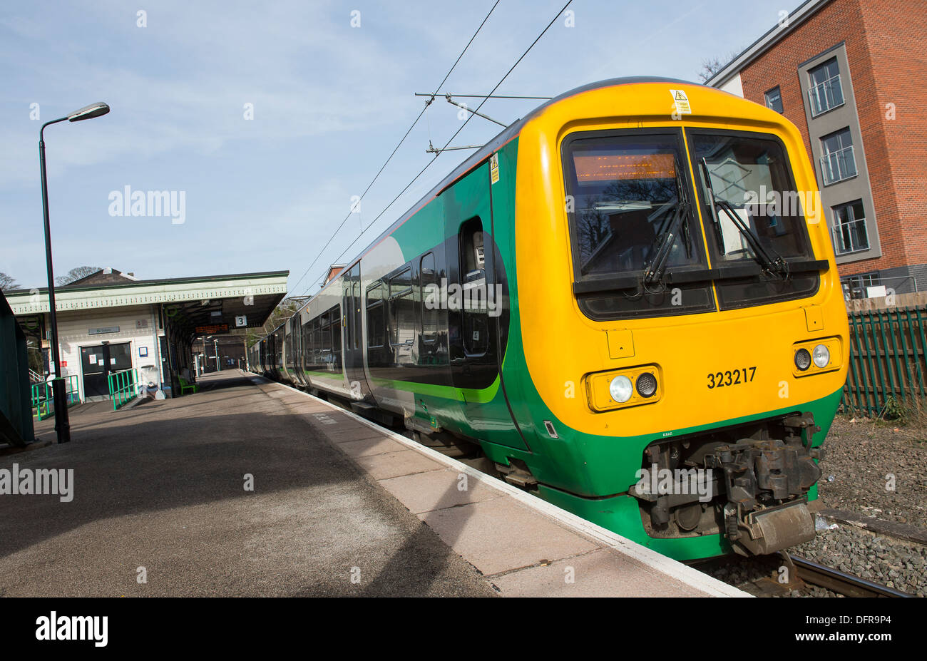 London Midland class 323 train de voyageurs à la gare de Four Oaks, Sutton Coldfield, West Midlands, Angleterre. Banque D'Images