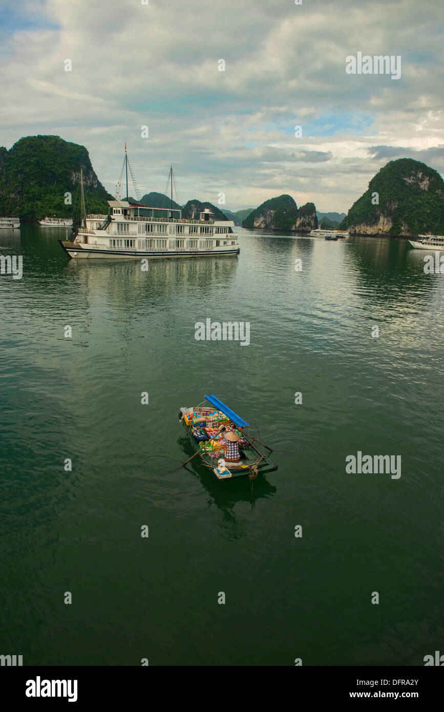 Vendeur de bateau dans la baie d'Halong, Vietnam Banque D'Images