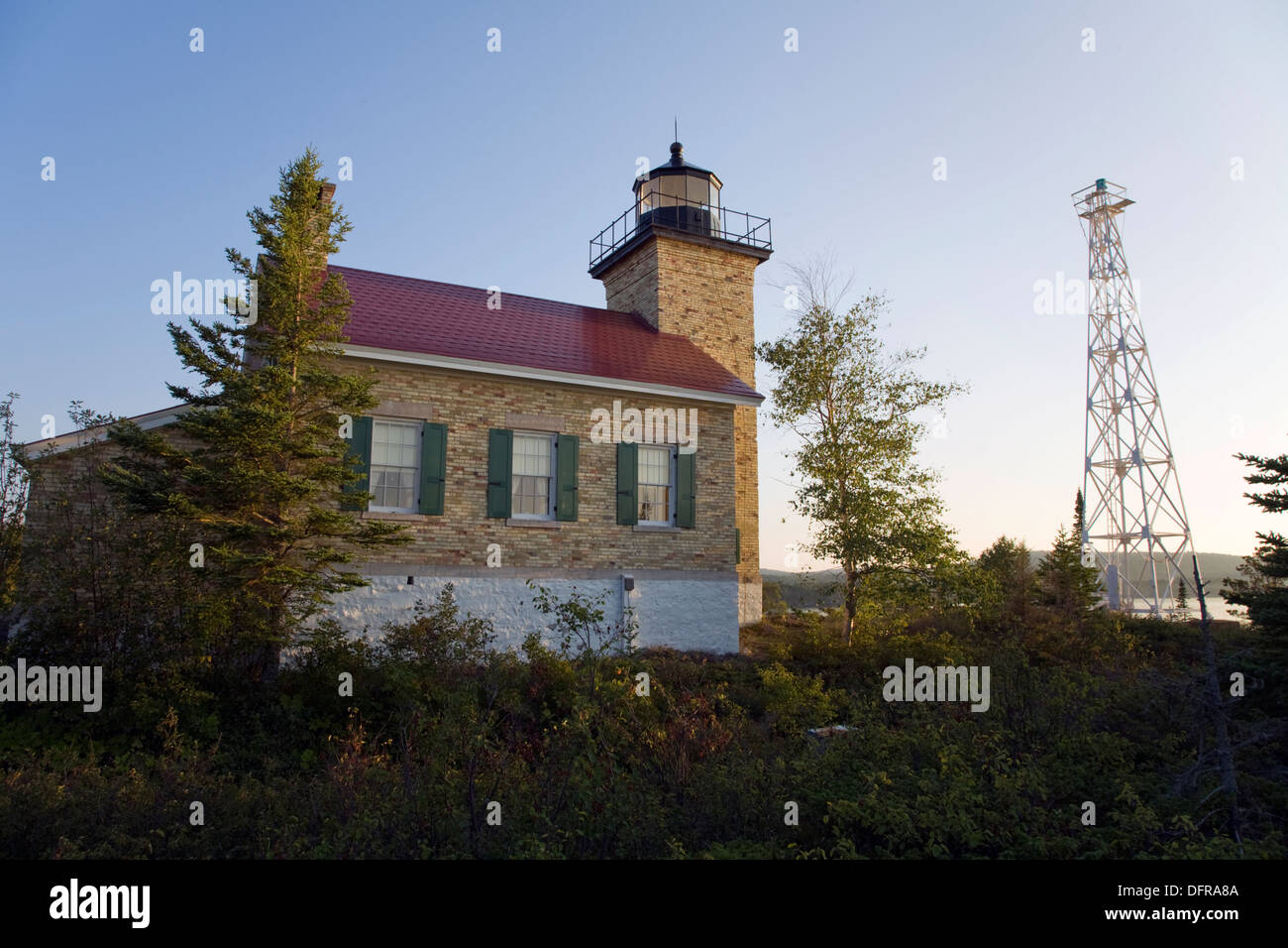 L'ancien phare du port de cuivre et son équipement plus moderne juste avant le coucher du soleil. Banque D'Images