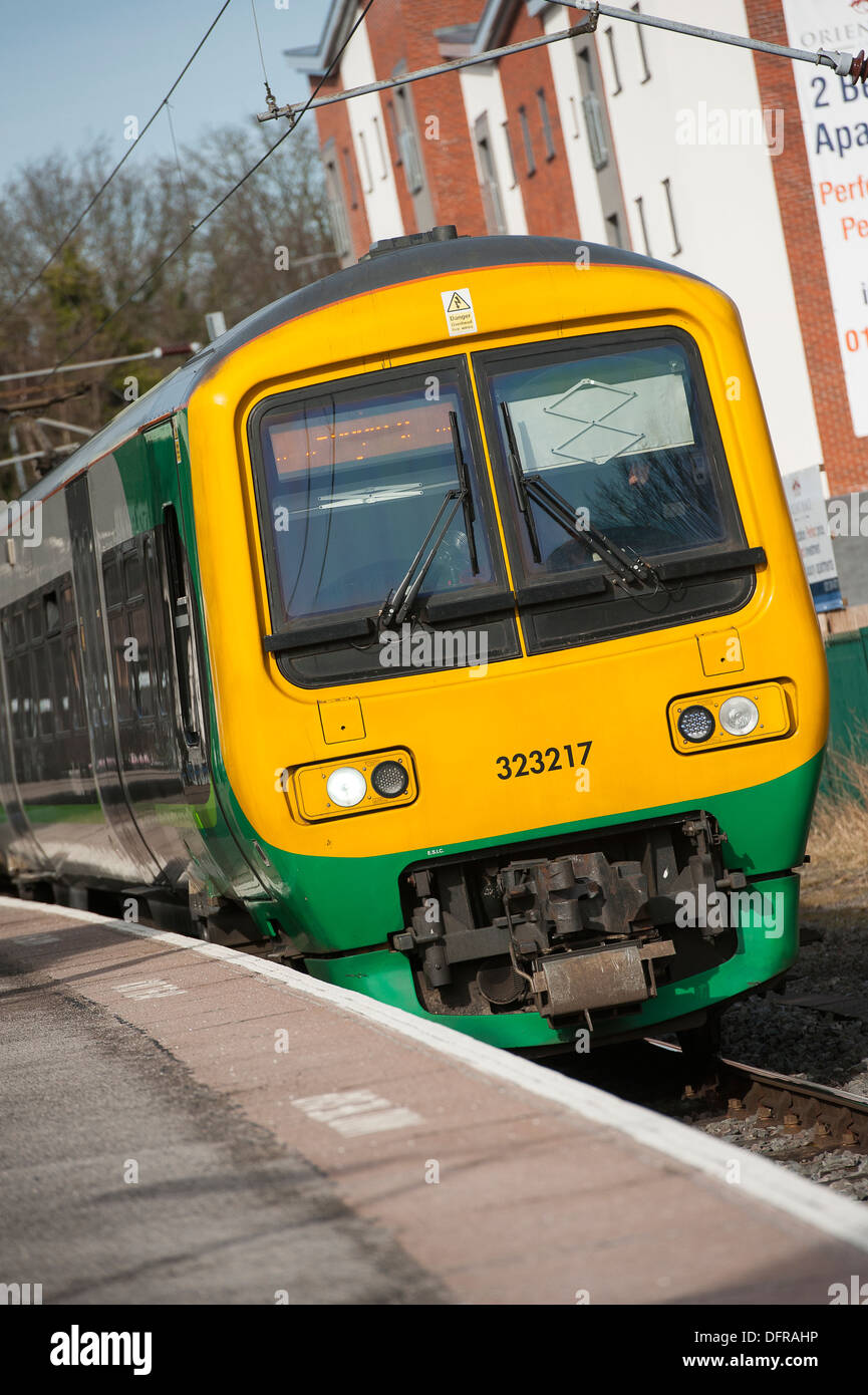 London Midland class 323 train de voyageurs à la gare de Four Oaks, Sutton Coldfield, West Midlands, Angleterre. Banque D'Images