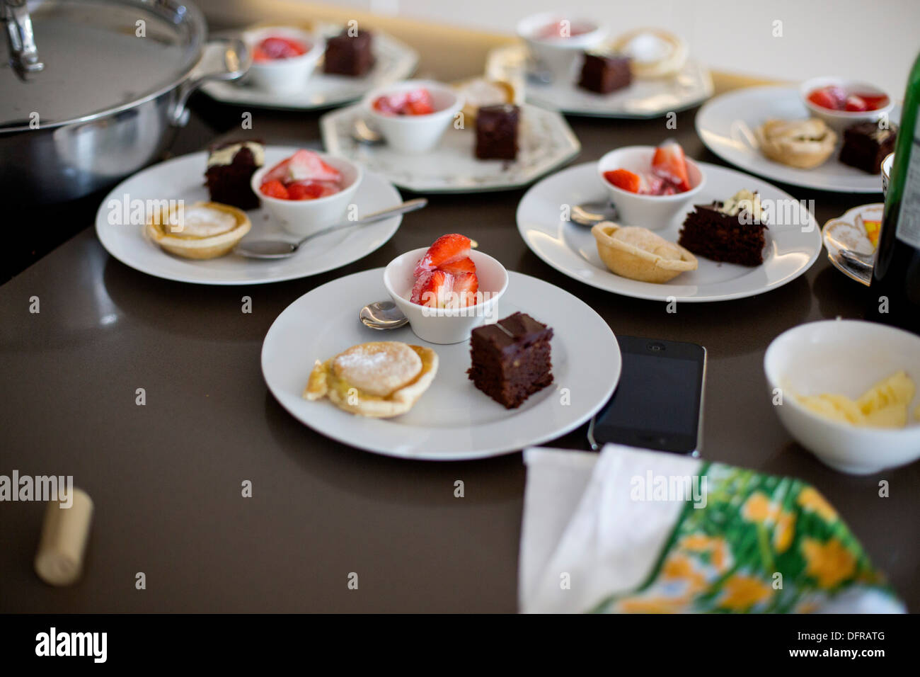 Trio de desserts fraises tarte gâteau au chocolat Banque D'Images