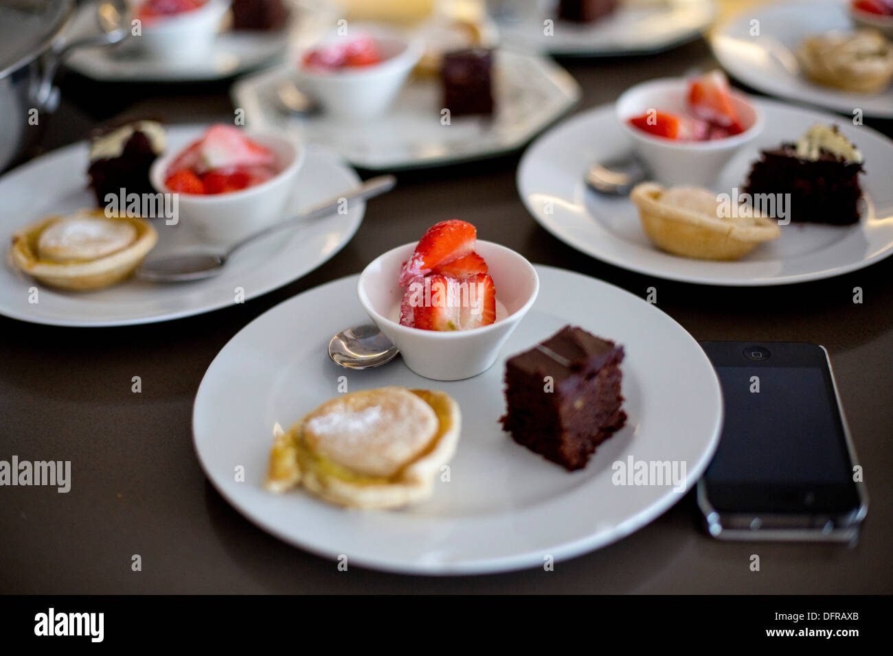 Trio de desserts fraises tarte gâteau au chocolat Banque D'Images
