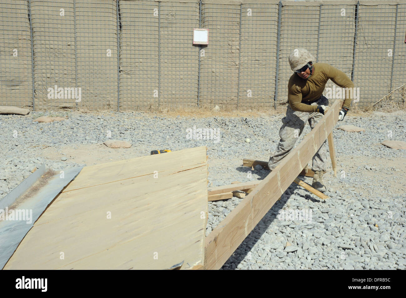 L'aérodrome de Kandahar, Afghanistan - US Navy électricien de construction 3e classe Gary Chin, attaché à la construction navale (bataillon Mobile NMCB) 28, travaille sur un projet de démolition, le 2 octobre 2013. 28 NMCB est basée à base aérienne de Barksdale, Shreveport, La Banque D'Images