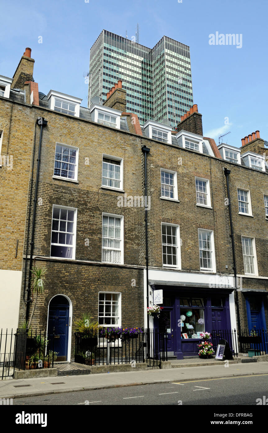 Maisons Gerogian avec shop série avant dans l'un d'entre eux, avec Euston tour derrière, Warren Street, Central London, W1, England, UK Banque D'Images