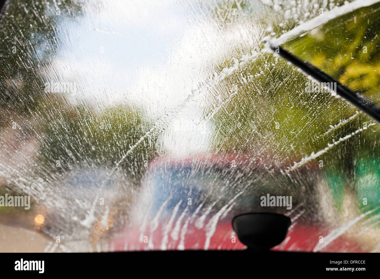 Essuyage automatique du pare-brise propre lors de la conduite par mauvais temps Banque D'Images