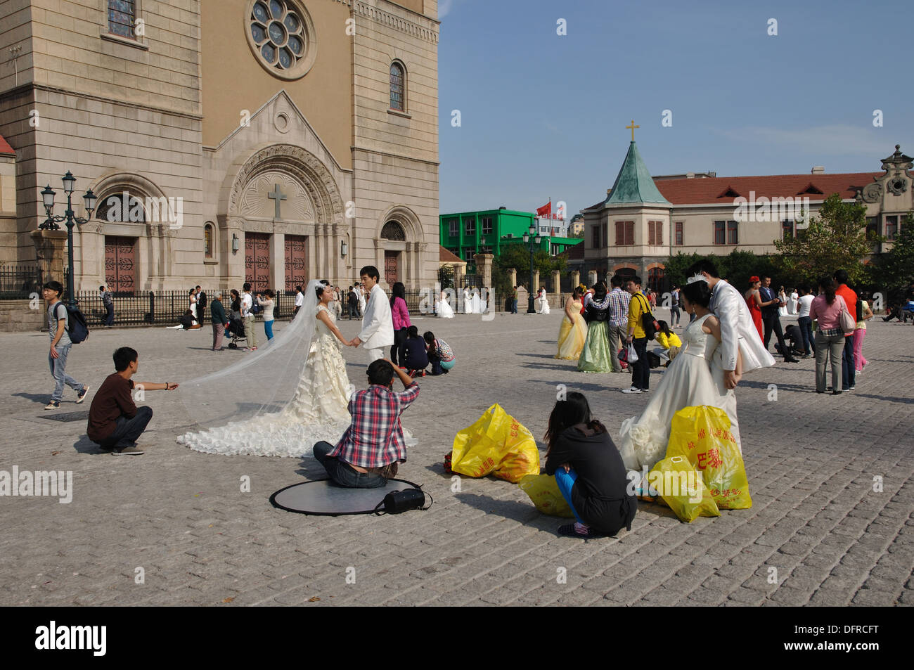 La photographie de mariage à l'extérieur de St Michael's Cathédrale allemande, Qingdao, Shandong, Chine. Banque D'Images