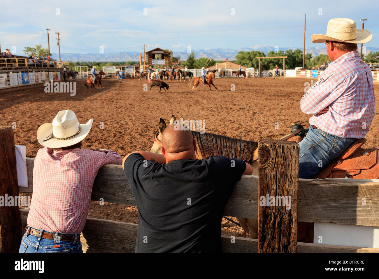 Regarder un Rodeo Cowboys à Rimrock, Grand Junction, Colorado, USA Banque D'Images