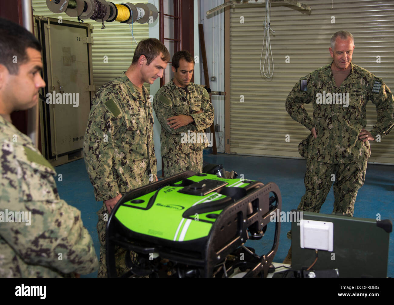 La base navale américaine, Bahreïn (oct. 3, 2013) techniciens des explosifs et munitions, commandant de groupe opérationnel canadien 56,1, montrer le véhicule télécommandé SeaBotix à Cpt. Curtis S. Renard, nouveau sous-Commandant pour commandant de la Banque D'Images