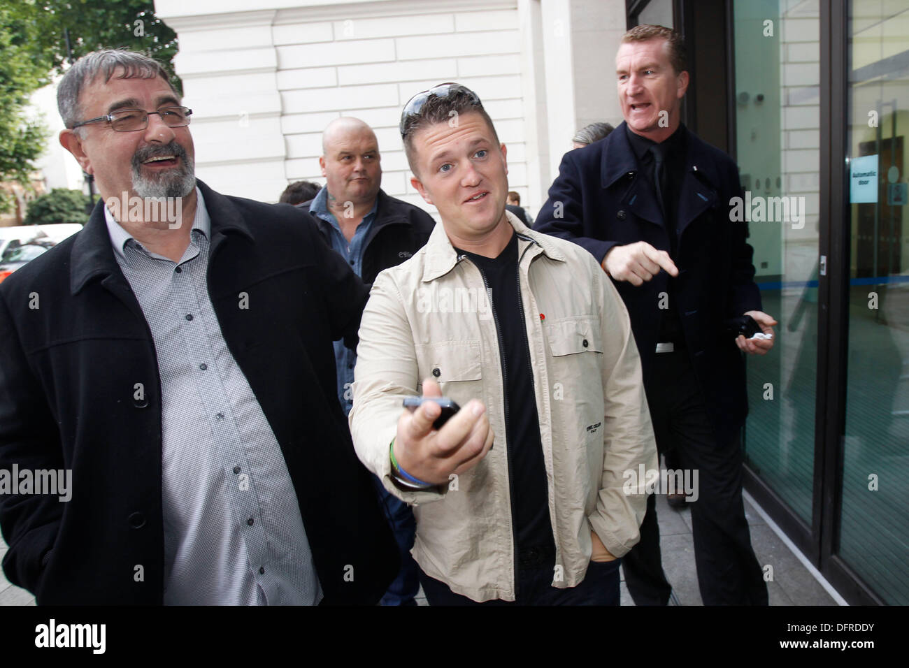 Les dirigeants de la Ligue de défense anglaise Tommy Robinson (L) et Kevin Carroll arrivent à Westminster Magistrates Court le 11 septembre, 201 Banque D'Images