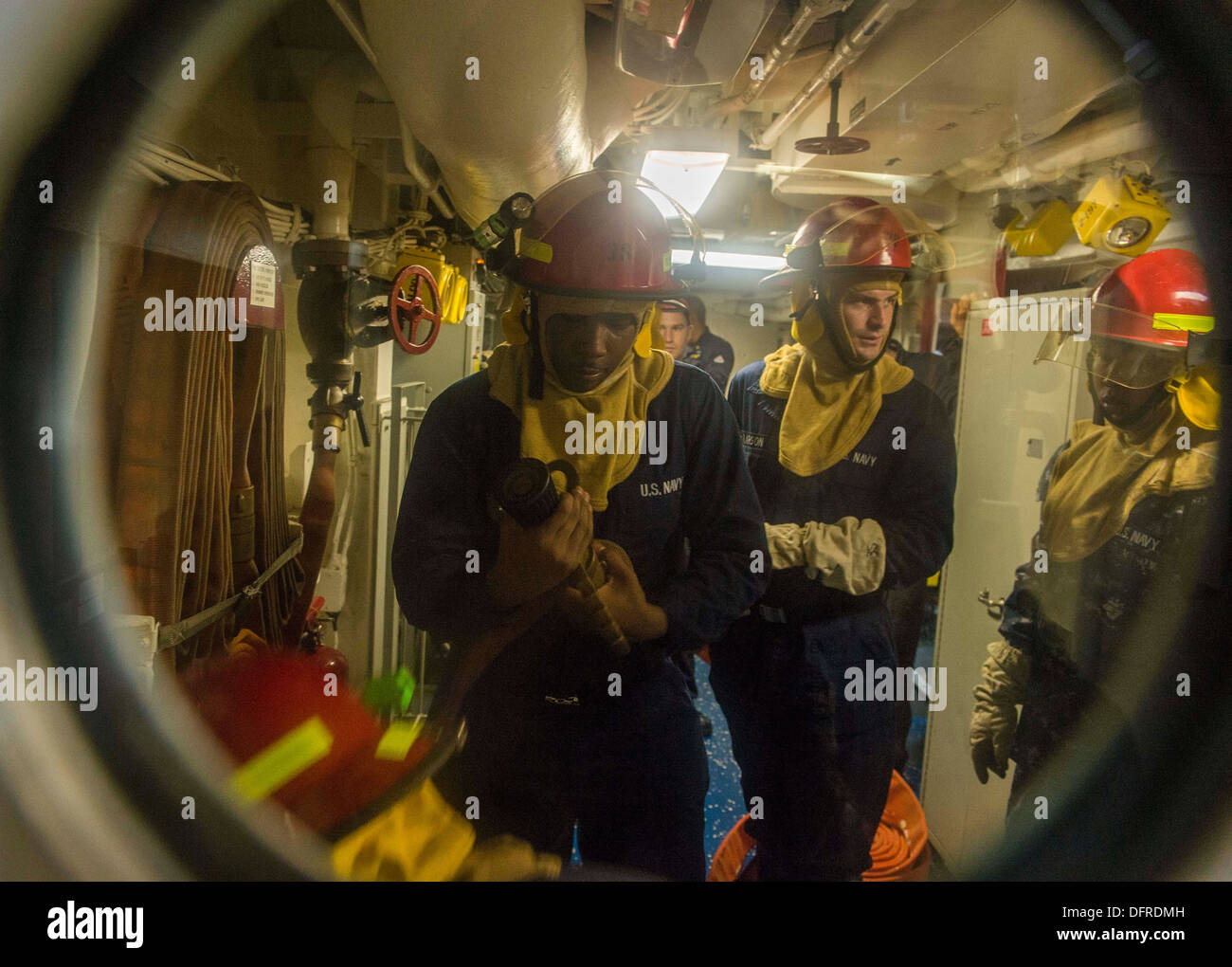 Une conduite de marins à bord du forage quarts quai de transport amphibie USS New Orleans (LPD 18). La Nouvelle Orléans est déployée dans la 7e Flotte des États-Unis zone de responsabilité des opérations de sécurité maritime et de coopération en matière de sécurité dans le théâtre des effo Banque D'Images