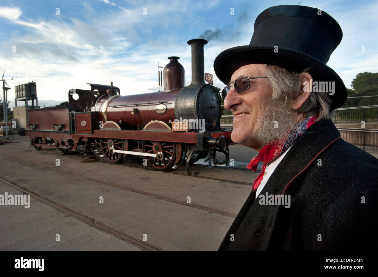 Une période pilote habillé Alan Middleton porter un grand chapeau par sa locomotive vapeur Furness Railway numéro 20, Britains plus ancien standard gauge locomotive à vapeur, à l'échelle nationale musées ferroviaires Shildon museum Banque D'Images