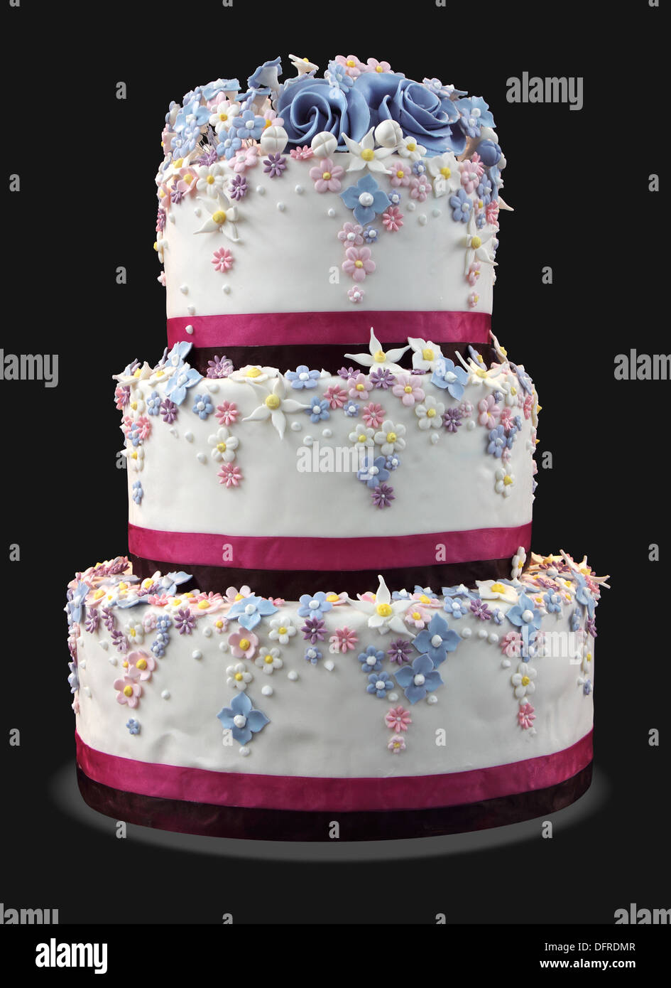 Big White gâteau de mariage décoré de fleurs Banque D'Images