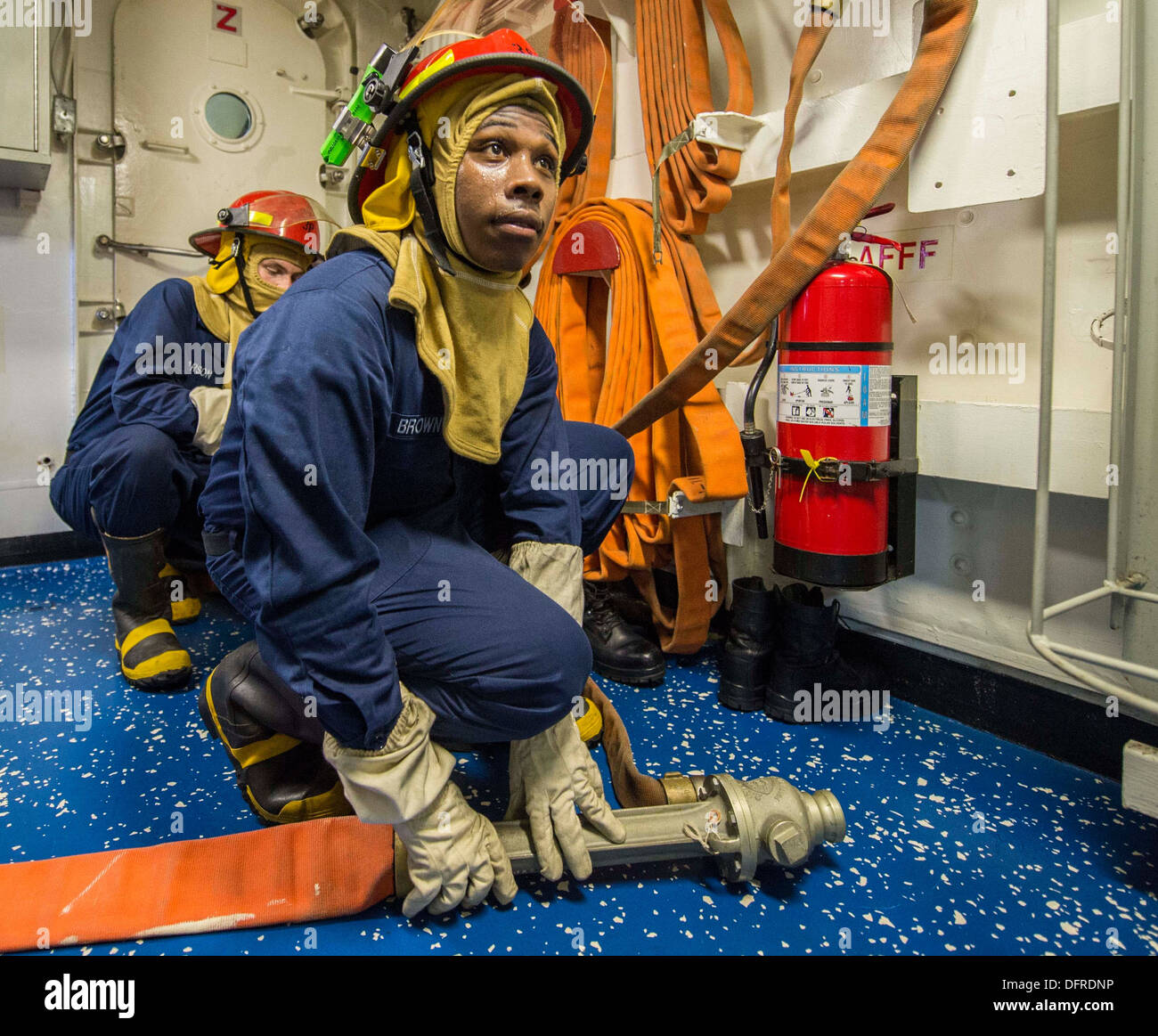 Seaman Michael Brown mans un bac général au cours d'un exercice trimestres à bord du quai de transport amphibie USS New Orleans (LPD 18). La Nouvelle Orléans est déployée dans la 7e Flotte des États-Unis zone de responsabilité des opérations de sécurité maritime et l'outilen Banque D'Images