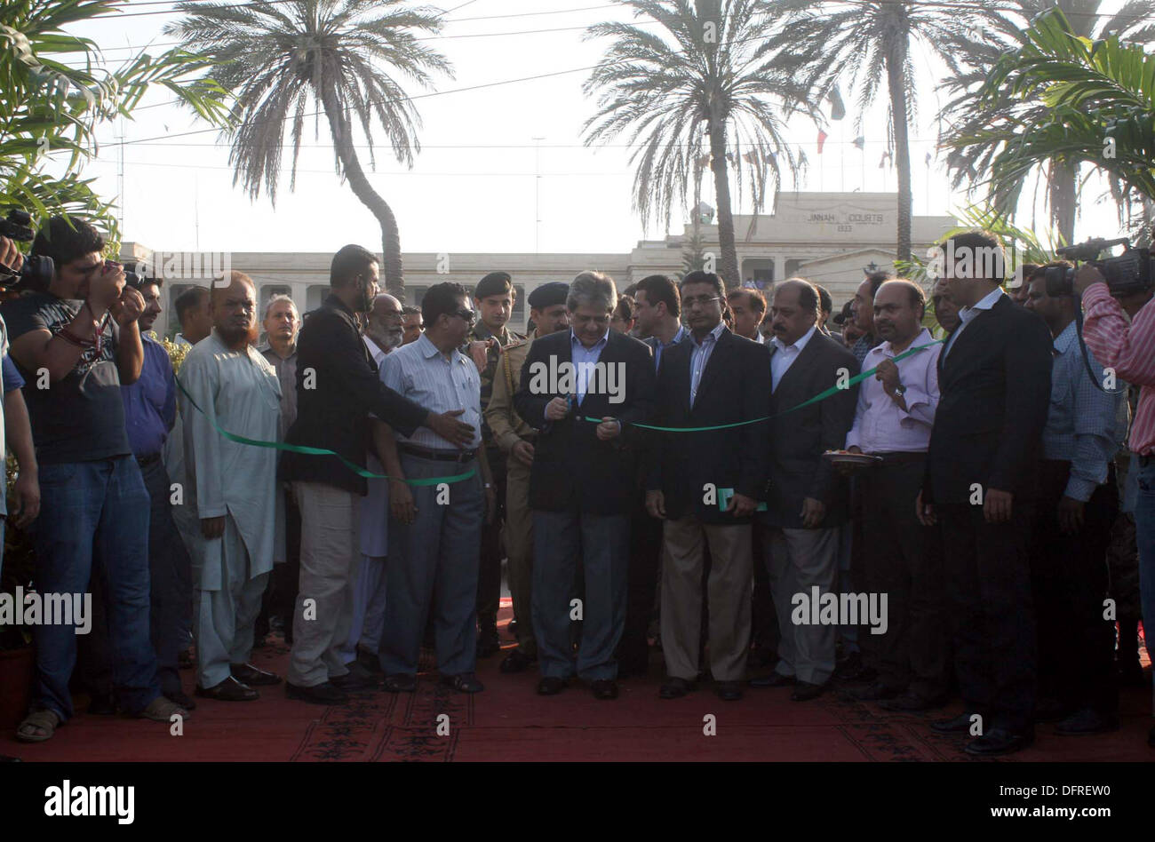 Gouverneur du Sind, M. Ishrat-ul- Ebad Khan coupe le ruban lors de la cérémonie d'inauguration Gulshan-e-Jinnah (Polo) Masse, à Karachi, le Mardi, Octobre 08, 2013. Directeur général Parcs et Horticulture K.M.C, et d'autres Ashfaque Mallah sont également présents. Banque D'Images
