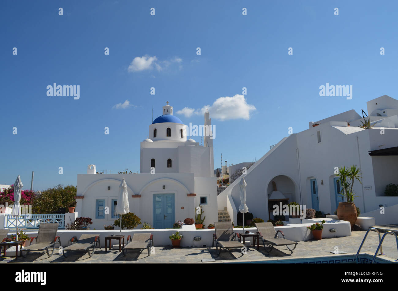 Une belle église grecque donne sur la mer Égée à Santorin où les mondes plus grande explosion a eu lieu à 1628BC,Grèce Banque D'Images
