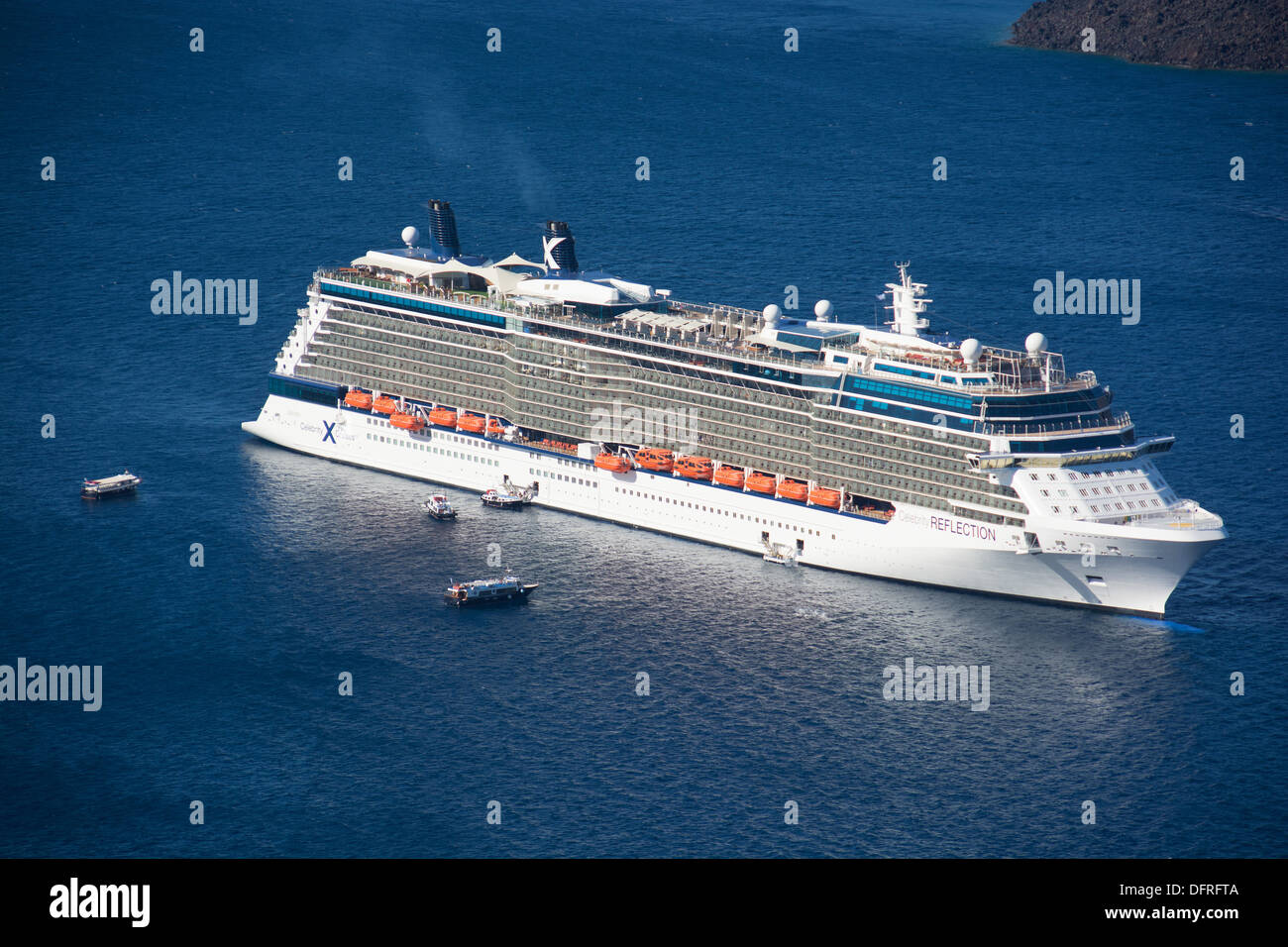 Santorin (thira), CYCLADES, en Grèce. Un bateau de croisière Celebrity (réflexion) amarré par l'AEIE. Banque D'Images