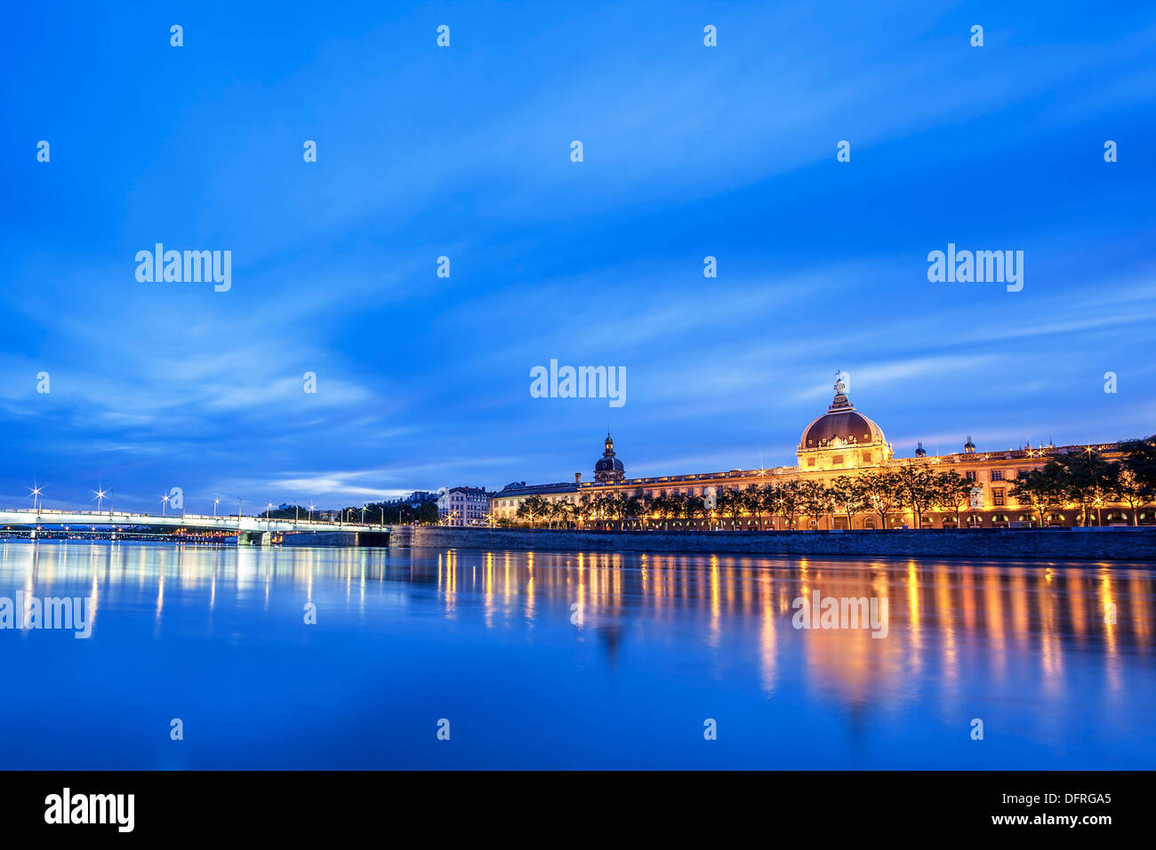 Vue sur le Rhône à Lyon la nuit, France Banque D'Images