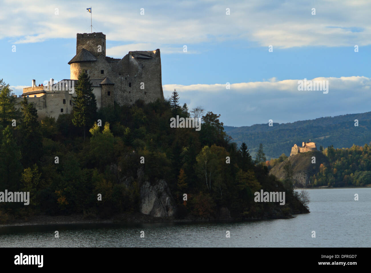 Le château de Niedzica Czorsztyn et ruines de château au-dessus du lac Czorsztynskie. Le sud de la Pologne. Banque D'Images