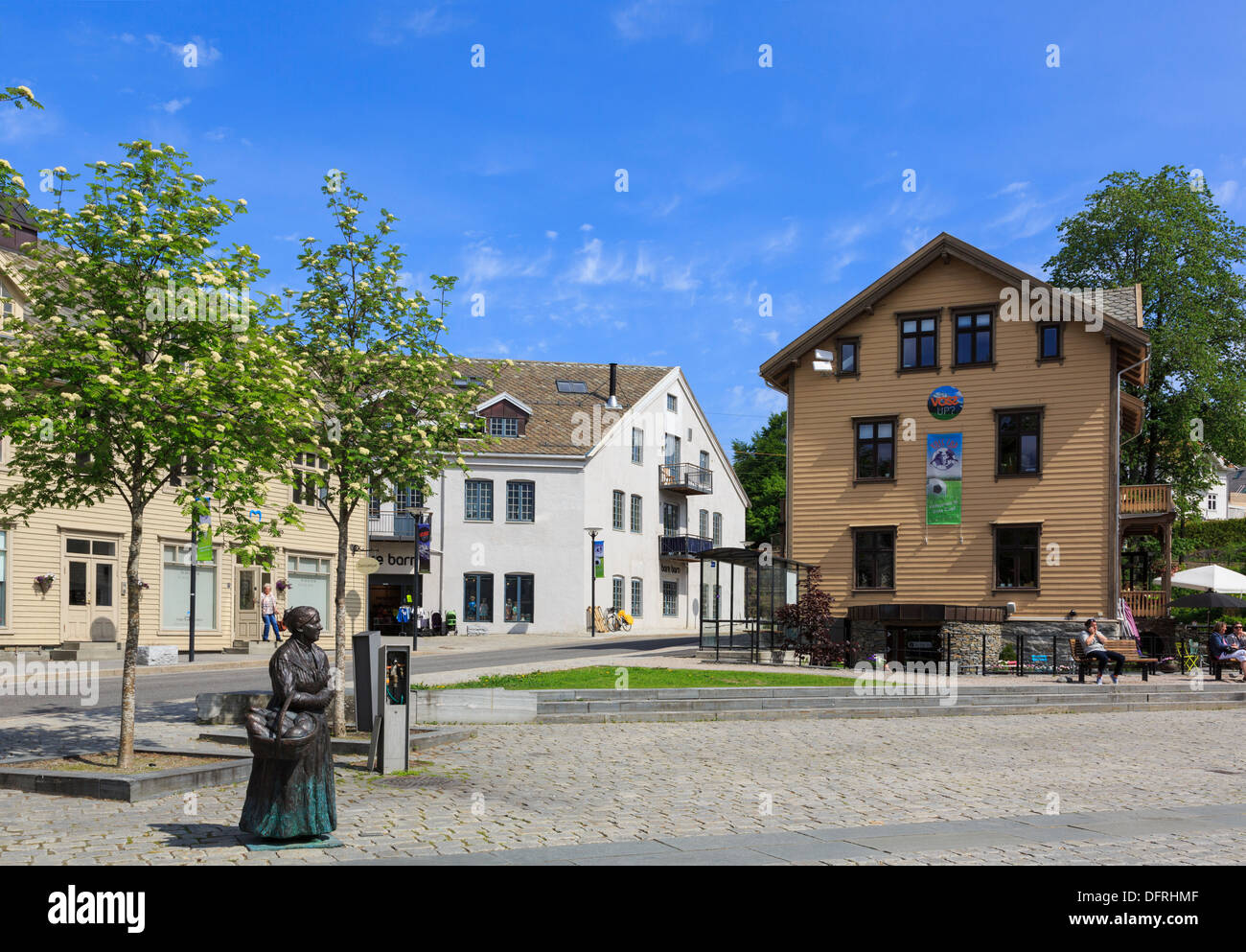 Scène de rue avec statue de bronze en Simons-Margreta Marché, Voss, Hordaland, Norvège, Scandinavie Banque D'Images