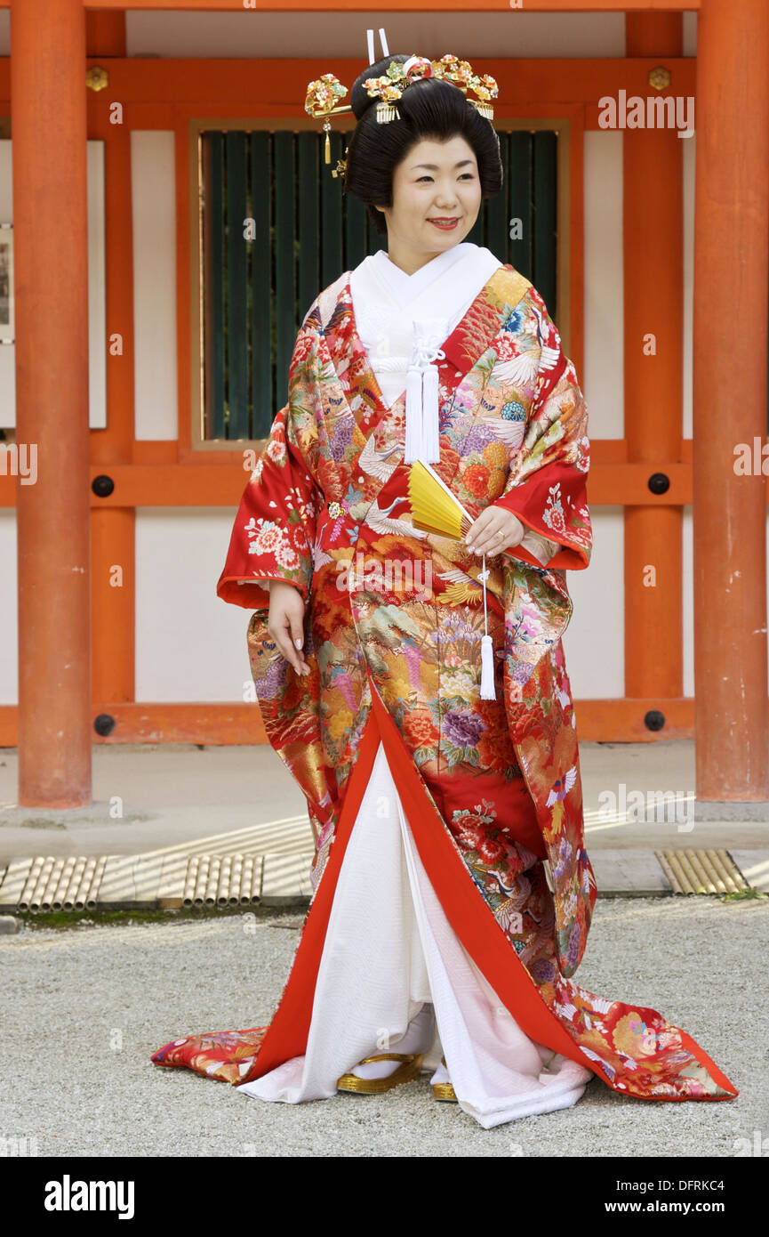 Un sourire, juste marié, mariée japonaise portant un kimono de mariage  traditionnel et un morceau de cheveux,tout en maintenant un ventilateur  dans Photo Stock - Alamy