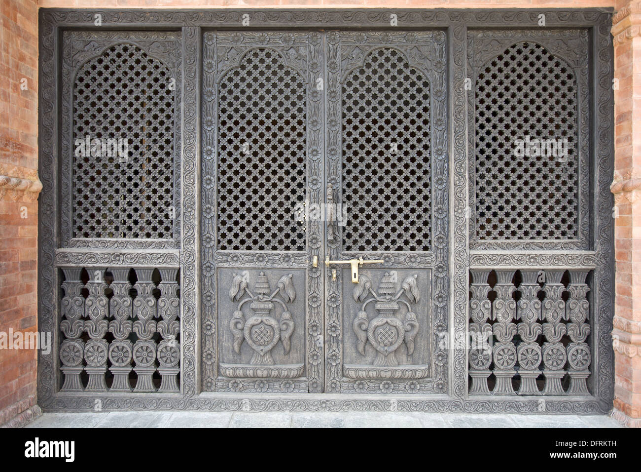 Sculpture en bois sur porte, Népal Banque D'Images