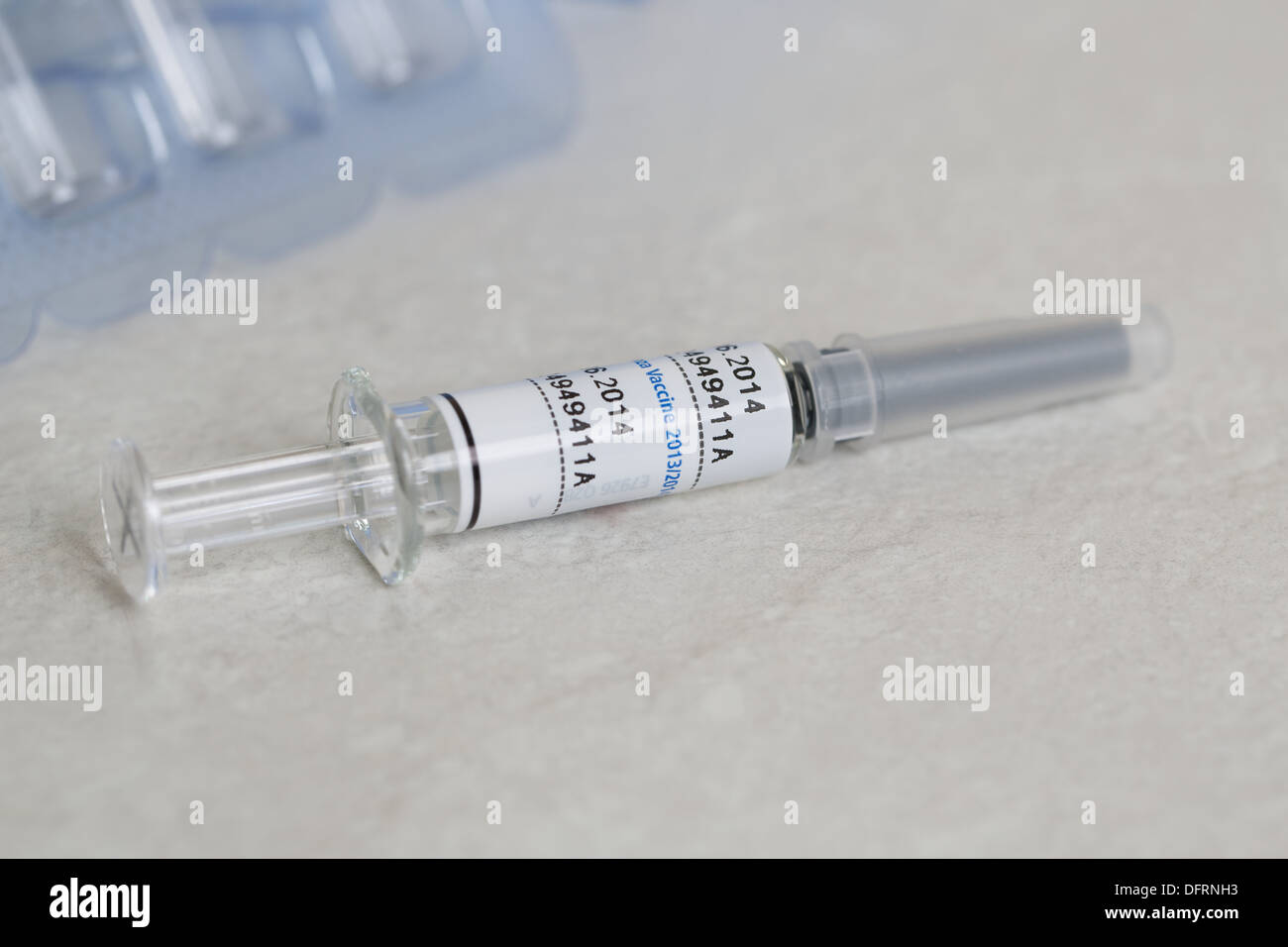 L'emballage du vaccin contre la grippe 2013/2014 packs et des seringues pour la grippe d'hiver jab inoculation Banque D'Images