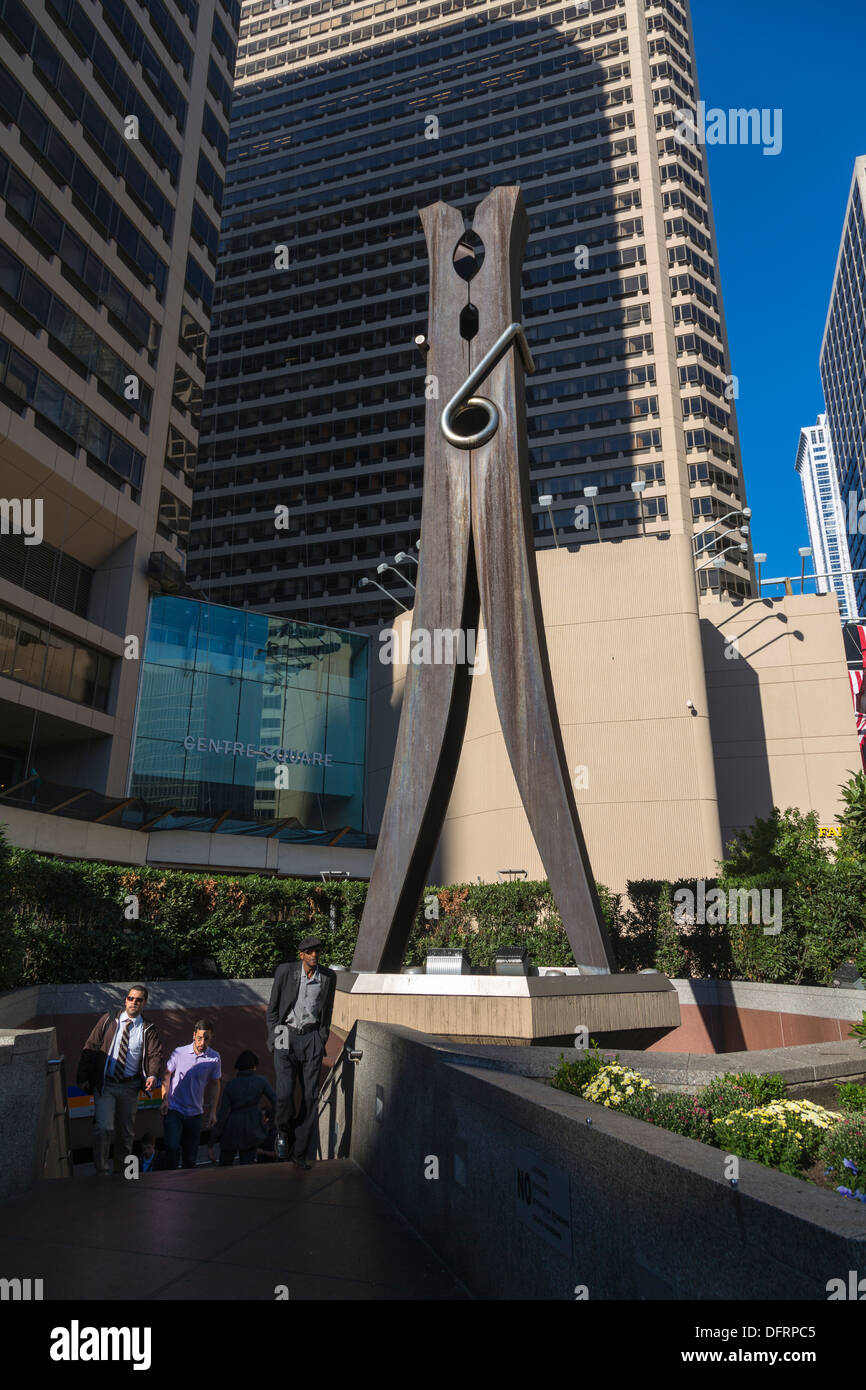 Sculpture en acier, Clothespin de Claes Oldenburg, Centre Square, 1500 Market Street, Philadelphie. Banque D'Images