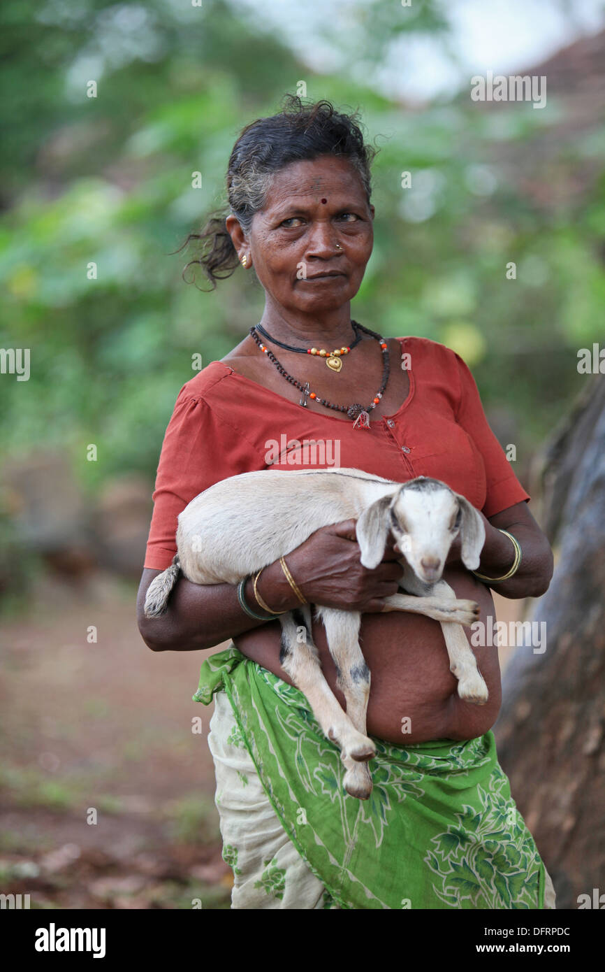 Tribale Katkari femme tenant un chevreau dans sa main, Maharashtra, Inde. Banque D'Images